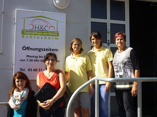 Theresa Menge (Landratsamt Unstrut-Hainich), Nadine H&ouml;lzel (Jobcenter UHK), Schwester Anja, Pflegedienstleiterin Slavka Bogdahn-Celikel (Tagespflege am Markt) und Melitta Uhlig (Agentur f&uuml;r Arbeit) vor der Einrichtung im Schlotheimer Zentrum. (von links) (Foto: Foto: Landratsamt)