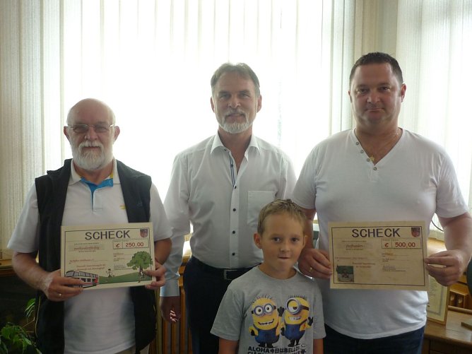 (v.l.) Dieter Elbert, Landrat Harald Zanker und Detlef Gaidzik gemeinsam mit seinem Sohn, bei der &Uuml;bergabe der Schecks. (Foto: Foto: Landratsamt)