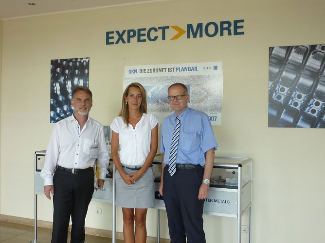 Landrat Harald Zanker, Rebecca Wei&szlig;enborn und Christoph Pauly (beide GKN Sinter Metals GmbH) im Eingangsbereich der Produktionsst&auml;tte in Bad Langensalza. (Foto: Foto: Landratsamt)