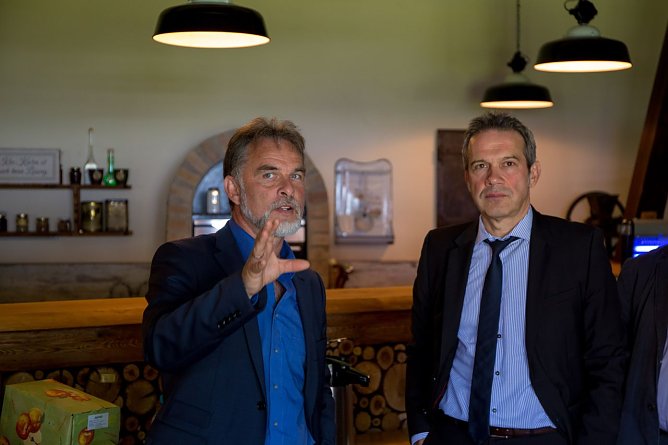 (v.l.) Landrat Harald Zanker mit Staatssekret&auml;r Georg Maier im Kirchheilinger &Ouml;bsterst&uuml;bchen im Gespr&auml;ch.  (Foto: Foto: Roman Gherman / TMWWDG )