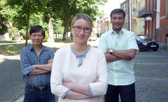 Von links: Giao Tran Ngoc, Ilona Walter und Anandareddy Busa freuten sich sich &uuml;ber den Erhalt der deutschen Staatsb&uuml;rgerschaft. (Foto: UHK)