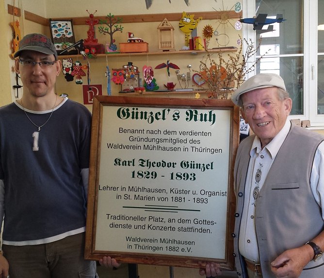 Erhard Spie&szlig; vom Waldverein M&uuml;hlhausen (rechts im Bild) freute sich &uuml;ber das neue Schild.  (Foto: Foto: Stadtverwaltung)