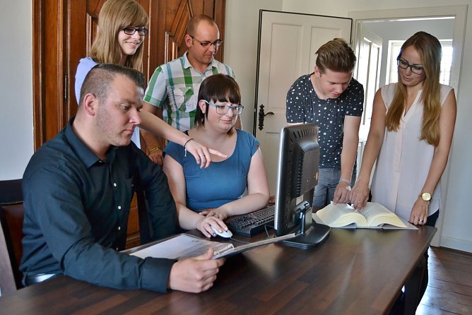 Daniel Scholz und Franziska Ehrhardt trafen gleich am ersten Tag ihrer Ausbildung in der Stadtverwaltung M&uuml;hlhausen auf die Auszubildenden der vergangenen Jahre. (Foto: Foto: Stadtverwaltung)