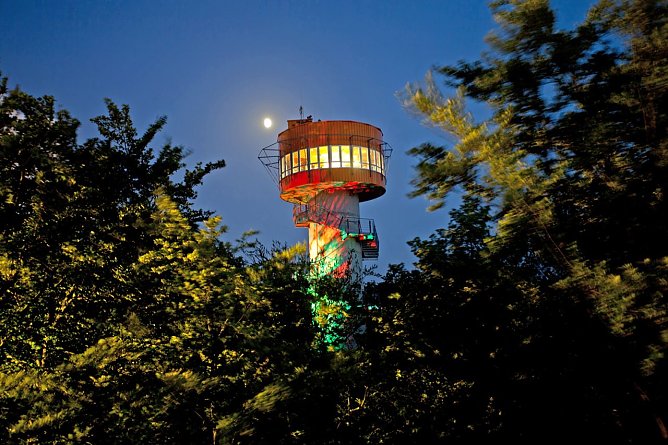 Der Aussichtsturm des Baumkronenpfades bei Nacht. (Foto: Foto: RE-KO GmbH)