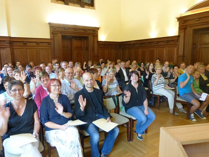 In einem feierlichen Rahmen konnten nun die Bescheide im St&auml;ndesaal des Landratsamtes &uuml;bergeben werden.  (Foto: Foto: Landratsamt)