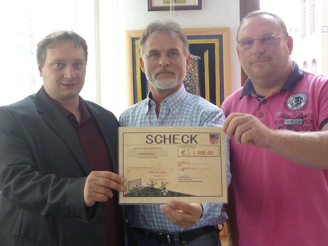 Guido Schwab (r.) und Lars Herting nahmen den Scheck von Landrat Harald Zanker dankend entgegen. (Foto: Foto: Landratsamt)