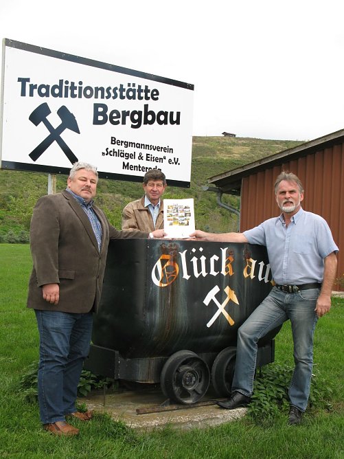 (v. r.) Landrat Harald Zanker &uuml;bergibt dem stellvertretenden B&uuml;rgermeister der Gemeinde Menteroda, Uwe Trautvetter, und dem Mitarbeiter der Gemeindeverwaltung einen Zuwendungsbescheid mit welchem die Finanzierung der Studie nun gesichert ist. (Foto: Foto: Landratsamt)