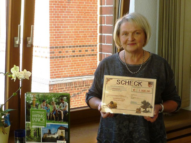 Christa Runge bedankte sich im Namen der Landsenioren und nahm den Scheck mit Freude entgegen. (Foto: Foto: Landratsamt)