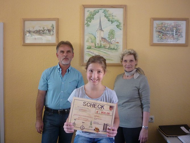 Lea Escher (vorn), Landrat Harald Zanker und Barbara Barthel bei der Scheck&uuml;bergabe. (Foto: Foto: Landratsamt)