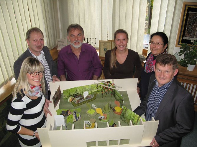 (v. l.) Anne-Katrin Ibarra Wong (Tourismusverband der Welterberegion Wartburg Hainich, R&uuml;diger Biehl (Nationalparkverwaltung), Landrat Harald Zanker, Anja Grabe (Regionalmanagement Unstrut-Hainich), Carolin M&ouml;lich (Nationalparkverwaltung) und Martin Fromm (Tourismusverband der Welterberegion Wartburg Hainich) waren positiv &uuml;berrascht vom ersten Ausstellungskonzept und dem detailgetreuen Modell.  (Foto: Foto: Landratsamt)