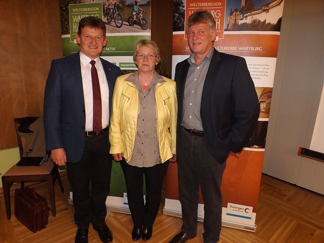 Der neue Vorstand: Stellvertreter Martin Fromm, Gesch&auml;ftsf&uuml;hrer der Wirtschaftsbetriebe M&uuml;hlhausen GmbH und Karola Hunstock, Vorsitzende der Verwaltungsgemeinschaft Hainich-Werratal sowie Vorstand (Foto: Foto: Mix)