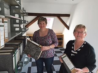 Frau Brohm und Frau Roth vom Gemeindekirchenrat r&auml;umen das Archiv ein. (Foto: Foto: privat)