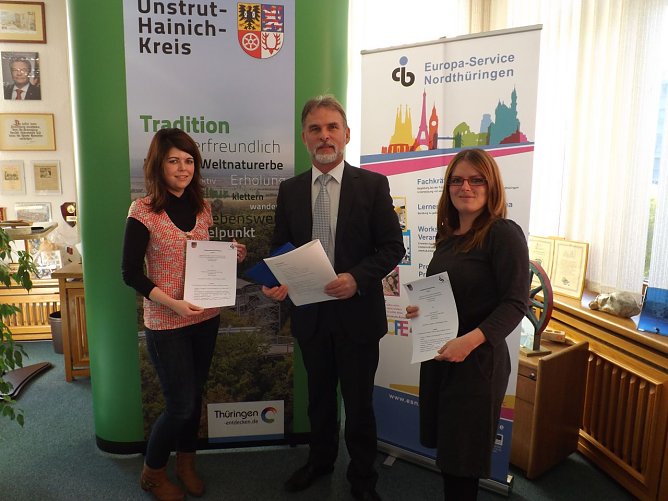 Stephanie Kespohl,Projektleiterin des Europa-Service Nordth&uuml;ringen (ESN), (r.) Landrat Harald Zanker und Theresa Menge von der Tourismusf&ouml;rderung nach der Unterzeichnung der Kooperationsvereinbarung.  (Foto: Foto: Mix)