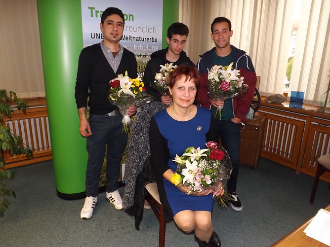 Sie erhielten mit der Einb&uuml;rgerungsurkunde die deutsche Staatsb&uuml;rgerschaft: Natalija Str&uuml;mpfler,  Jose Ramon Acevedo, Jordan Acevedo Rodriguez und Muzaffer Bilgic (v. r.).  (Foto: Foto: Mix)