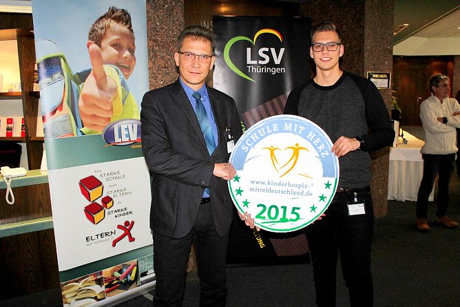 �v.l.n.r.: Der ehrenamtliche Landeselternsprecher der� Th&uuml;ringer Landeselternvertretung (LEV) Roul Rommei&szlig; & Maximilian Reichel-Schindler, ehrenamtlicher Vorstandsvorsitzender der Th&uuml;ringer Landessch&uuml;lervertretung (LSV). (Foto: Foto: privat)