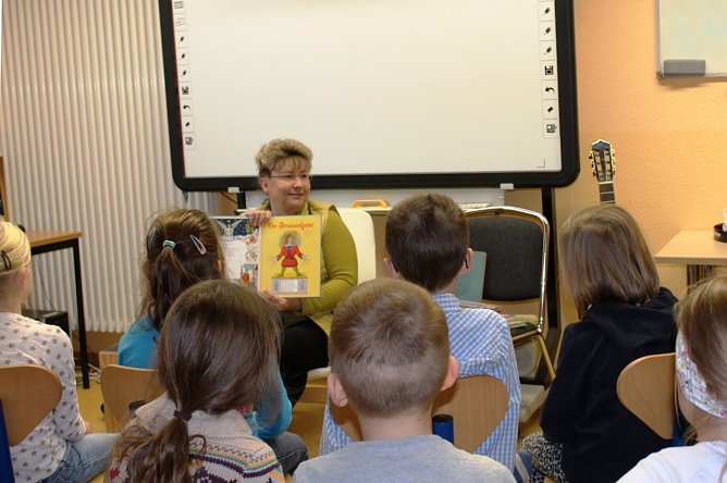 F&uuml;r die Sch&uuml;lerinnen und Sch&uuml;ler der 2. Klassen hatte Annette Lehmann mehrere ihrer eigenen Lieblingskinderb&uuml;cher mitgebracht. (Foto: Foto: privat)