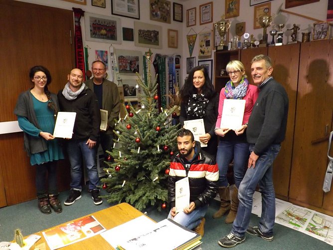 BU: Spende Gruppe: &Uuml;ber jeweils 200 Euro konnten sich die Vereinsvertreter freuen. Das Geld aus der Th&uuml;ringer Ehrenamtsstiftung wird f&uuml;r die Integrationsarbeit verwendet. (Foto:  Foto: Mix )