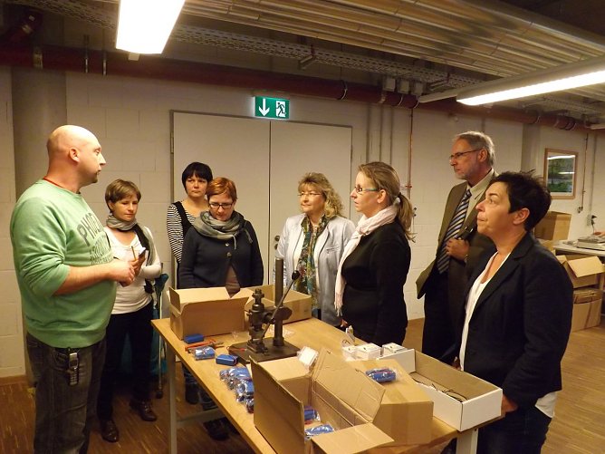 Einige Mitglieder der Strafvollzugskommission beim Rundgang durch den Ma&szlig;regelvollzug im Gespr&auml;ch mit einem Arbeitstherapeuten. (Foto: Foto: Mix)