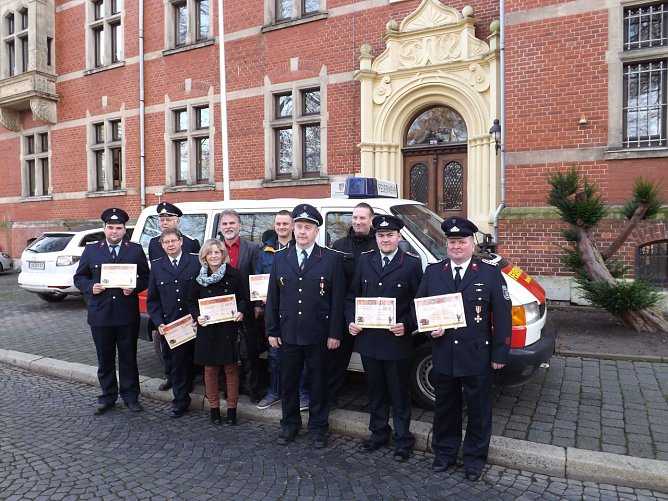 Insgesamt 1.800 Euro aus dem Sponsorenfonds nahmen die Vertreter von sechs Feuerwehren des Unstrut-Hainich-Kreises am Donnerstag entgegen. (Foto:  Foto:mix)