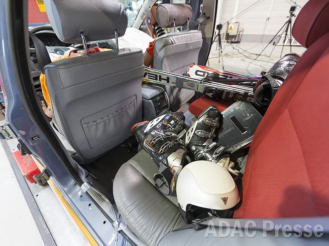 So nicht - auch die Skiausrüstung kann falsch gepackt zur tödlichen Gefahr werden (Foto: ADAC) So nicht - auch die Skiausrüstung kann falsch gepackt zur tödlichen Gefahr werden (Foto: ADAC)