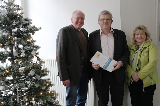  Paul Gr&auml;fendorf (m.) nahm die Urkunde und die Medaille der CDU-Landtagsfraktion als Dank und Anerkennung f&uuml;r sein vielf&auml;ltiges ehrenamtliches Engagement in Empfang. (Foto: Foto: privat)