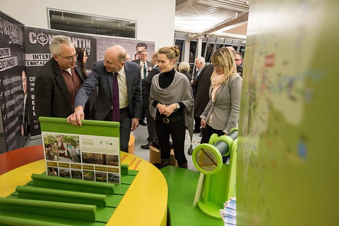 Wirtschaftsminister Tiefensee entdeckt die neue Welterbeinsel - (v.l.n.r) Manfred Gro&szlig;mann (Leiter Nationalpark Hainich); , Wolfgang Tiefensee (Wirtschaftsminister Th&uuml;ringen); Anja Grabe (Landratsamt UH); Anne-Katrin Ibarra Wong (Welterberegion Wartburg Hainich) (Foto: Welterberegion Wartburg Hainich)