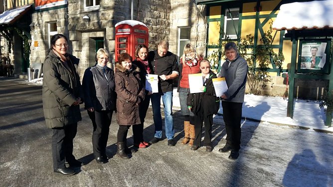 v.l.n.r.: Carolin M&ouml;lich (Nationalpark Hainich), Carola Hunstock (Vorstand Welterberegion Wartburg Hainich), Ilonka Mark (Touristinformation M&uuml;hlhausen), Christiane L&ouml;gering (Th&uuml;ringer Tourismus GmbH), Stefan Perach (Landgasthof Alter Bahnhof), Anne-Katrin Ibarra Wong (Welterberegion Wartburg Hainich) und Uwe Petersheim sowie Bernd Montag (Landgasthof). (Foto: privat)