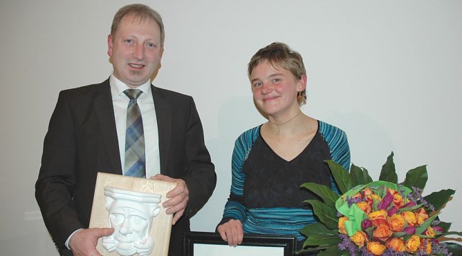 Laudator R&uuml;diger Biehl und Preistr&auml;gerin Maria Jung. Copyright M&uuml;hlh&auml;user Museen.  (Foto: Anke Weisbrich �)