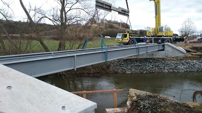 Br&uuml;ckenmontage f&uuml;r Unstrut-Werra-Radweg (Foto: Landratamt Kyffh&auml;userkreis)