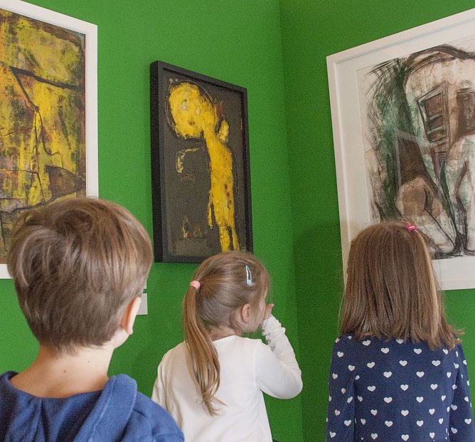 Kinder suchen ihr Lieblingsbild im Kulturhistorischen Museum M&uuml;hlhausen. (Foto: M&uuml;hlh&auml;user Museen)