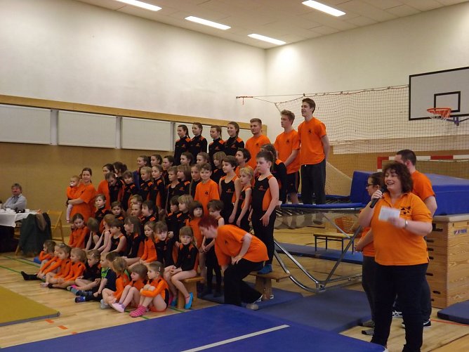 Moderatorin Christine Dittrich (r.) nutzte die Vorstellung der jungen Turnerinnen und Turnern, um allen Unterst&uuml;tzern, Trainern und besonders den Eltern und Gro&szlig;eltern Dank zu sagen.  (Foto: mix)