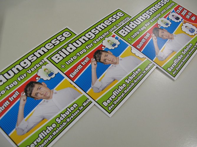 Foto 2: Tausende von Info-Postkarten wurden an s&auml;mtliche Schulen der Region und an Partnerunternehmen verteilt. (Foto: Landratsamt)
