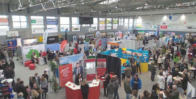 Rund 800 Besucher waren in die Sporthalle der Beruflichen Schulen gekommen. (Foto: Landratsamt) Rund 800 Besucher waren in die Sporthalle der Beruflichen Schulen gekommen. (Foto: Landratsamt)
