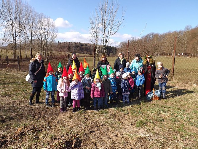 Frau Holle war gekommen, um die Kinder zu begr&uuml;&szlig;en. (Foto: Landratsamt)