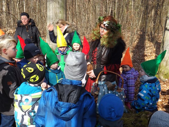 Bei einer kleinen Waldexkursion erfuhren die Kinder einiges &uuml;ber die Flora und Fauna. (Foto: Landratsamt)