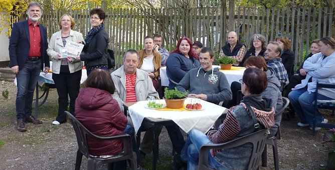 Ehrenpreis &uuml;berreicht (Foto: Landratsamt)