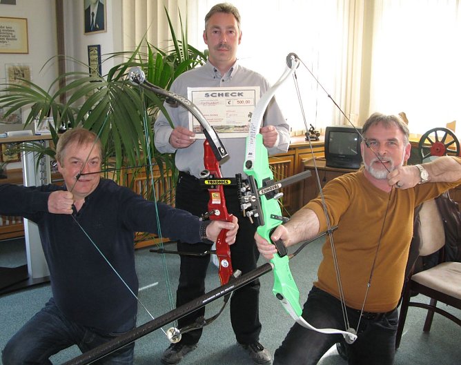 Scheck &uuml;bergeben (Foto: Kirstin Freitag)