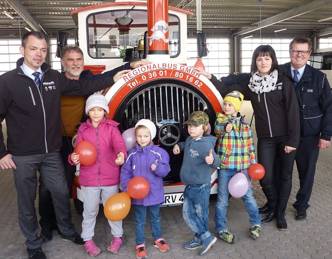 v.l.: Sascha K&auml;ding, Landrat Harald Zanker, die Kita-Kinder sowie Felicitas Keyser und Fahrer J&uuml;rgen Herzberg posierten vor der liebevoll geschm&uuml;ckten Tschu-Tschu-Bahn Molly (Foto: Kirstin Freitag)