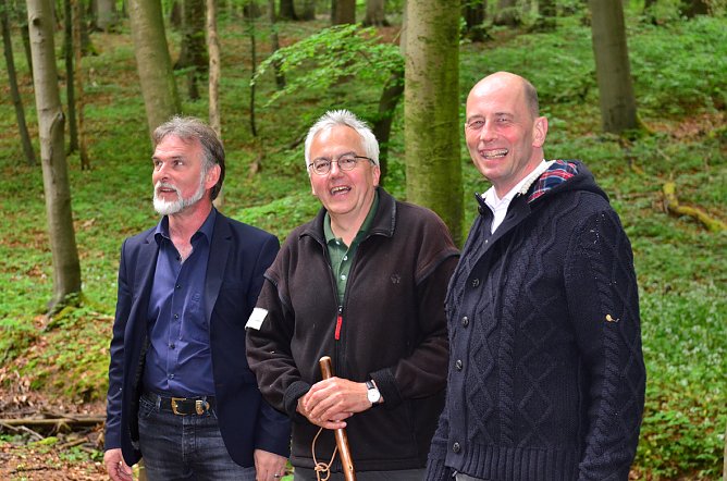 (v.r.) Wirtschaftsminister Wolfgang Tiefensee gemeinsam mit Nationalparkleiter Manfred Gro&szlig;mann und Landrat Harald Zanker unterwegs im Hainich (Foto: Pressestelle Landratsamt Unstrut-Hainich-Kreis)