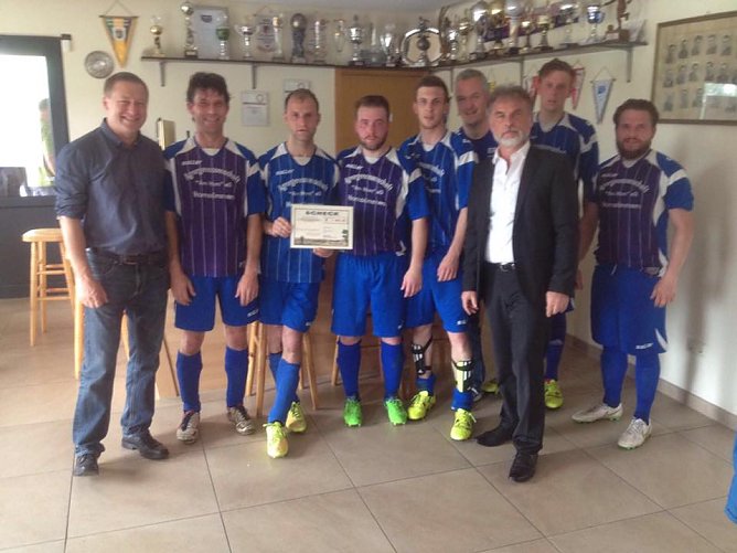 Landrat Harald Zanker sowie B&uuml;rgermeister J&ouml;rg Klupak bei der &Uuml;bergabe des Spendenschecks an die Fu&szlig;baller der 1. Mannschaft des TSV 1861 Bad Tennstedt (Foto: Pressestelle Landratsamt Unstrut-Hainich Kreis)