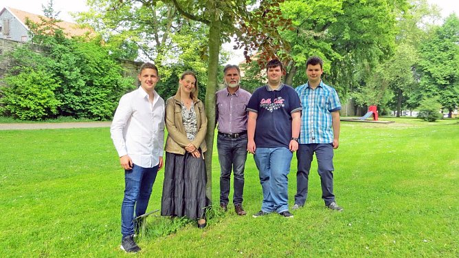 Nach der Vertragsunterzeichnung mit Landrat Harald Zanker (Mitte) freuen sich (von links) Marcel M&auml;der, Ute Zellmer, Markus Gottlieb und Jonas R&ouml;nick auf den Start ihrer Ausbildung zum/zur Verwaltungsfachangestellten zum 1. September 2016. (Foto: Pressestelle Landratsamt Unstrut-Hainich Kreis)