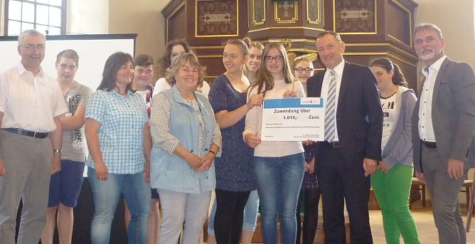 Einen Lottomittelbescheid in H&ouml;he von 1015 Euro &uuml;bergab jetzt der Th&uuml;ringer Innenminister Holger Poppenh&auml;ger an das evangelische Pfarramt Menteroda. (Foto: Pressestelle Landratsamt Unstrut-Hainich Kreis)