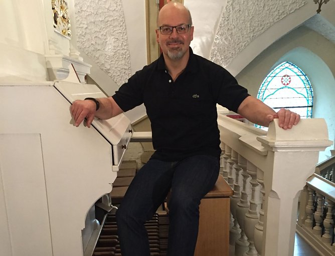 Platz genommen - Christian Kropp auf der neuen Orgelbank (Foto: privat)