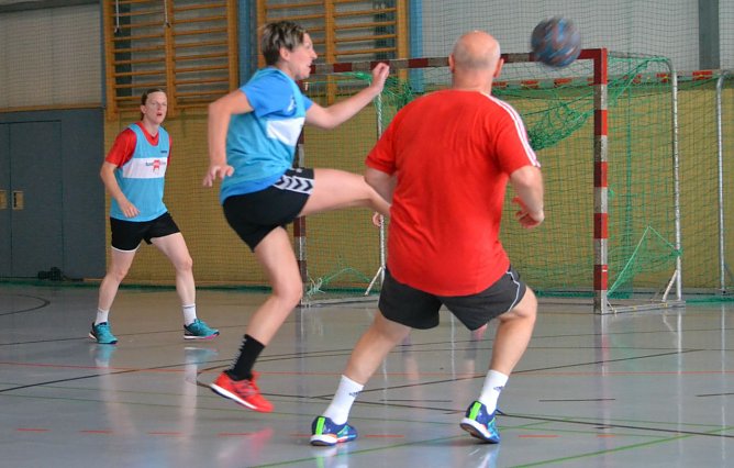 Handball spielt Fu&szlig;ball (Foto: THC, Hajo Steinbach)