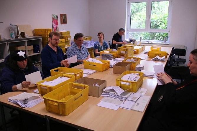Ausz&auml;hlen der Stimmen (Foto: foodwatch)