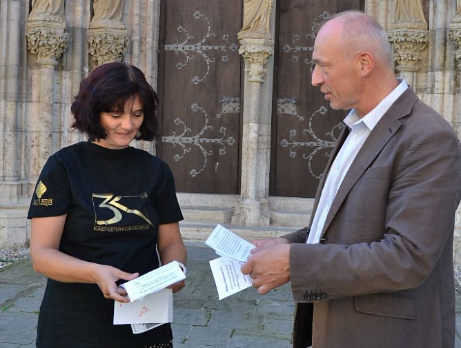 Am Donnerstag zog Markus Edom von der Stadtverwaltung gemeinsam mit Diana Fl&ouml;tenmeyer von der Theaterwerkstatt 3K die Gewinner (Foto: Stadtverwaltung M&uuml;hlhausen)