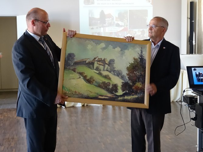 Bild&uuml;bergabe an den B&uuml;rgermeister (li.) (Foto: Ilka K&uuml;hn)