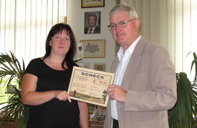 Jessica Motz (Mitarbeiterin Landratsamt) und Gerhard Wegerich bei der Scheck&uuml;bergabe. (Foto: Pressestelle UHK)