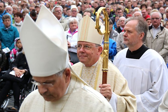 Einzug (Foto: Peter Weidemann)