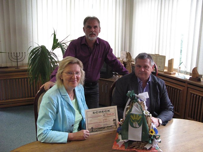 Landrat Harald Zanker &uuml;bergab einen Scheck in H&ouml;he von 3.525 Euro an Uwe Genzel und Carmen Listemann f&uuml;r die Organisation und Durchf&uuml;hrung des Traditionsfestes anl&auml;sslich 10 Jahre Mehrgenerationenhaus K&ouml;rner (Foto: Pressestelle Landratsamt Unstrut-Hainich-Kreis)